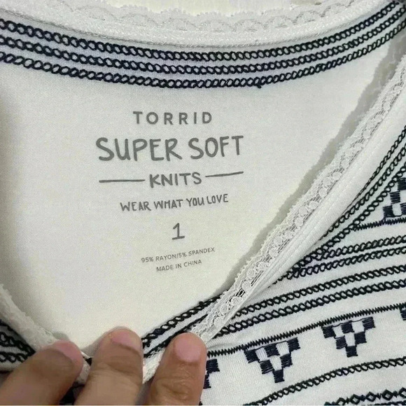 TORRID Super Soft Knit White with Navy embroidery Top | size 1 - Picture 3 of 6